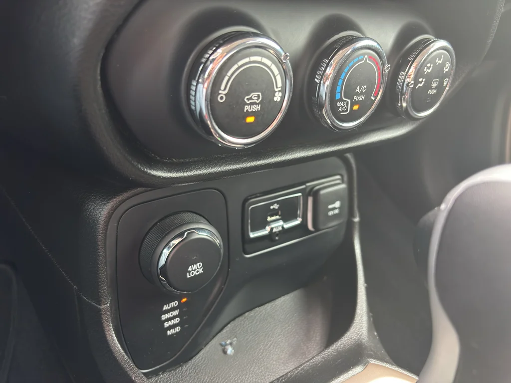 Used 2017 Alpine White Jeep Latitude image 20