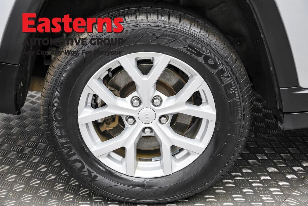 Used 2023 Silver Jeep Limited image 30