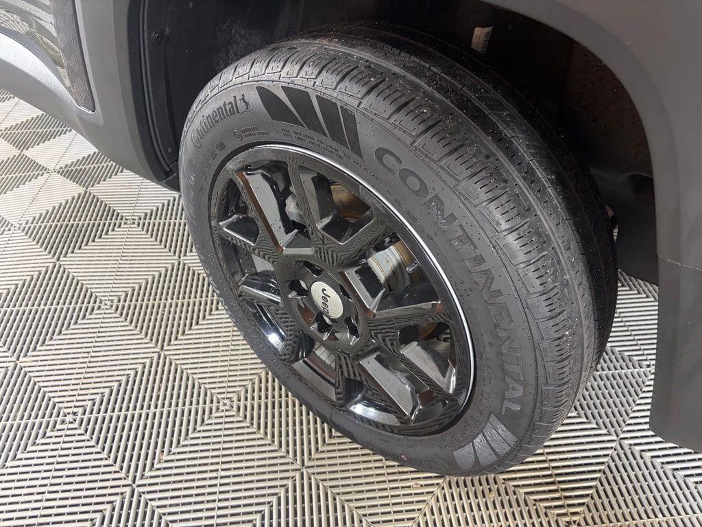 Used 2022 Black Jeep Latitude image 22