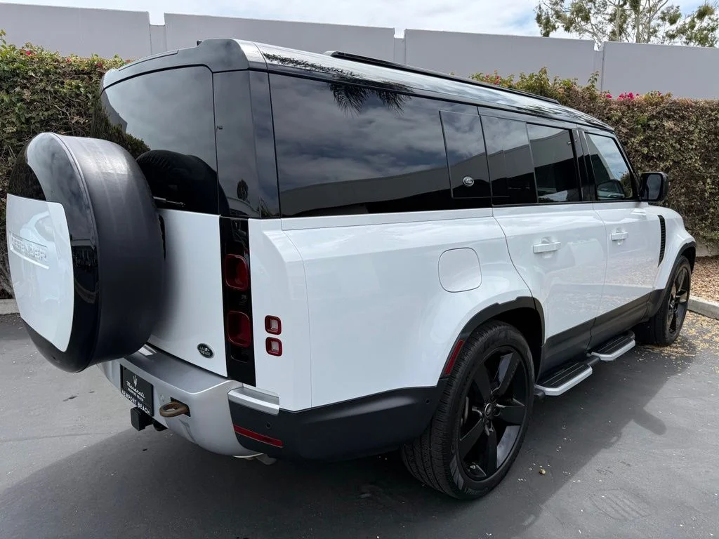 Used 2023 Fuji White Land Rover SE image 5