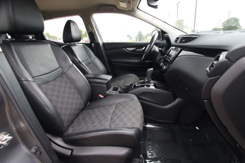 Used 2022 Gun Metallic Nissan SV image 9