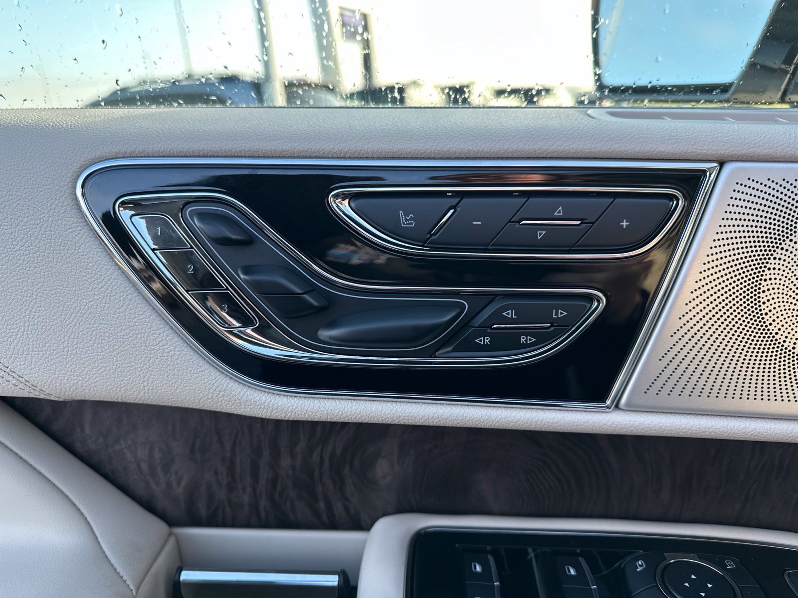 Used 2019 White Lincoln Reserve image 19