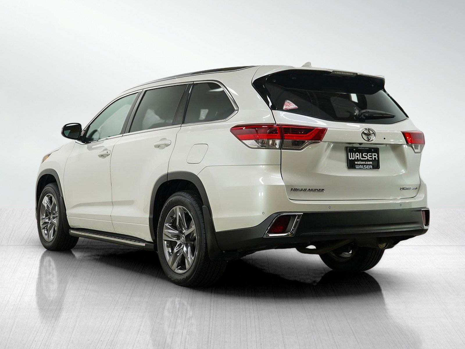 Used 2019 Toyota Highlander Limited Platinum with VIN 5TDDZRFH8KS711485 for sale in Wayzata, Minnesota