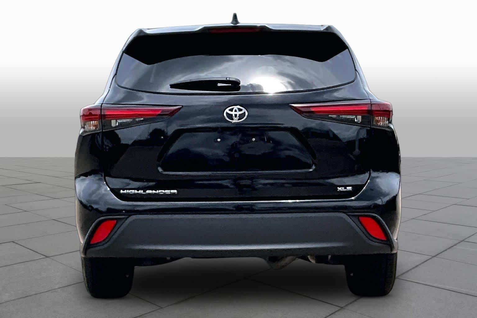 Used 2025 Midnight Black Metallic Toyota XLE image 5