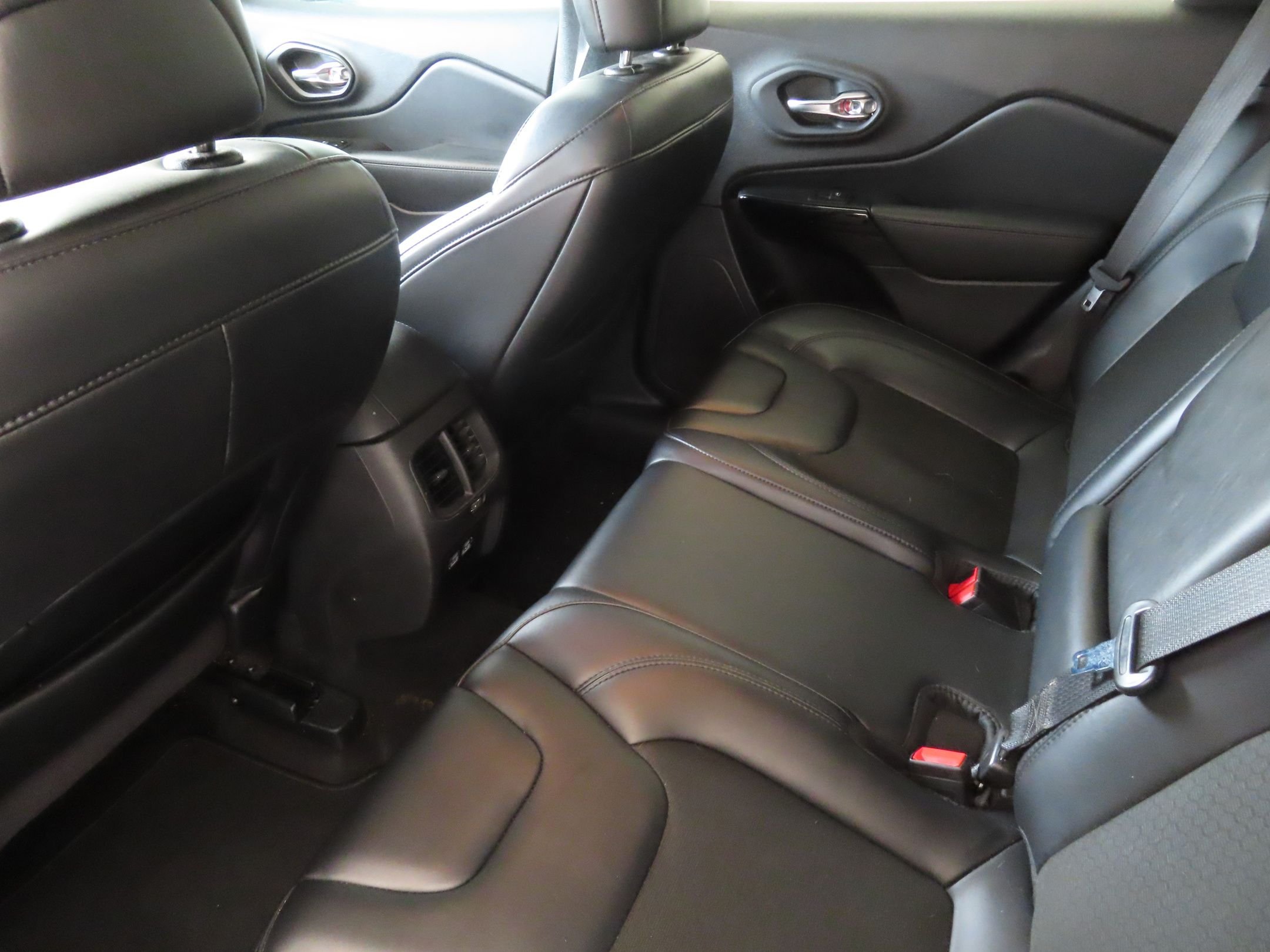 Used 2021 Black Jeep Latitude Plus image 21