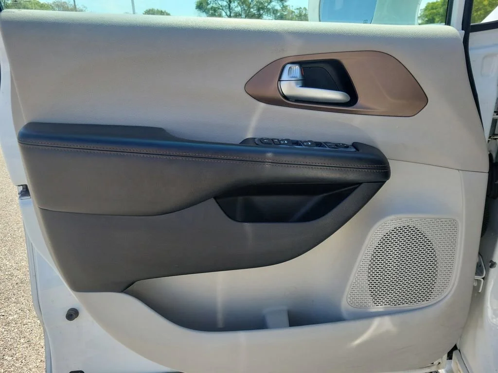 Used 2017 White Chrysler Touring-L Plus image 19