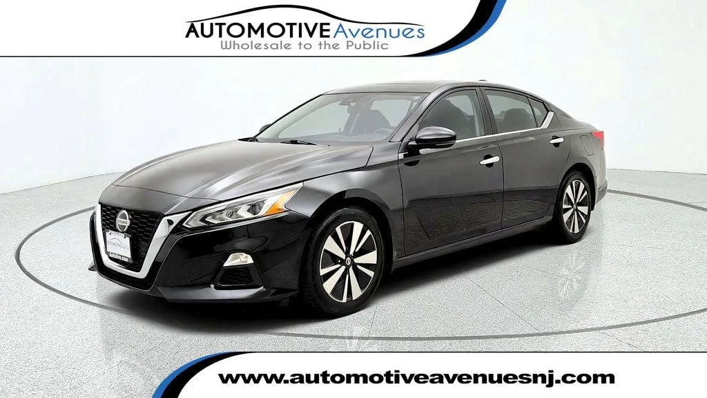 Used 2022 Super Black Nissan 2.5 SV Sedan image 1