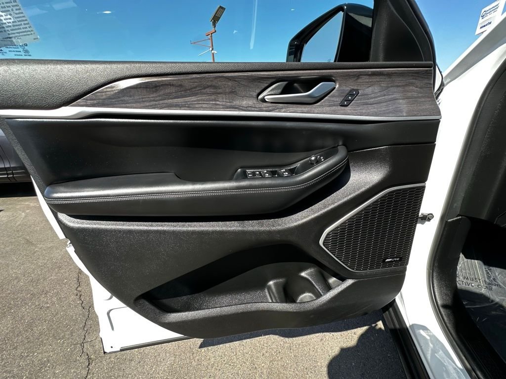 Used 2022 White Jeep 4xe image 13