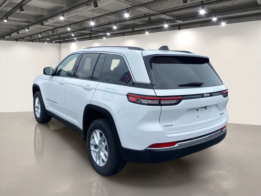 Used 2023 Bright White Clearcoat Jeep Laredo image 5
