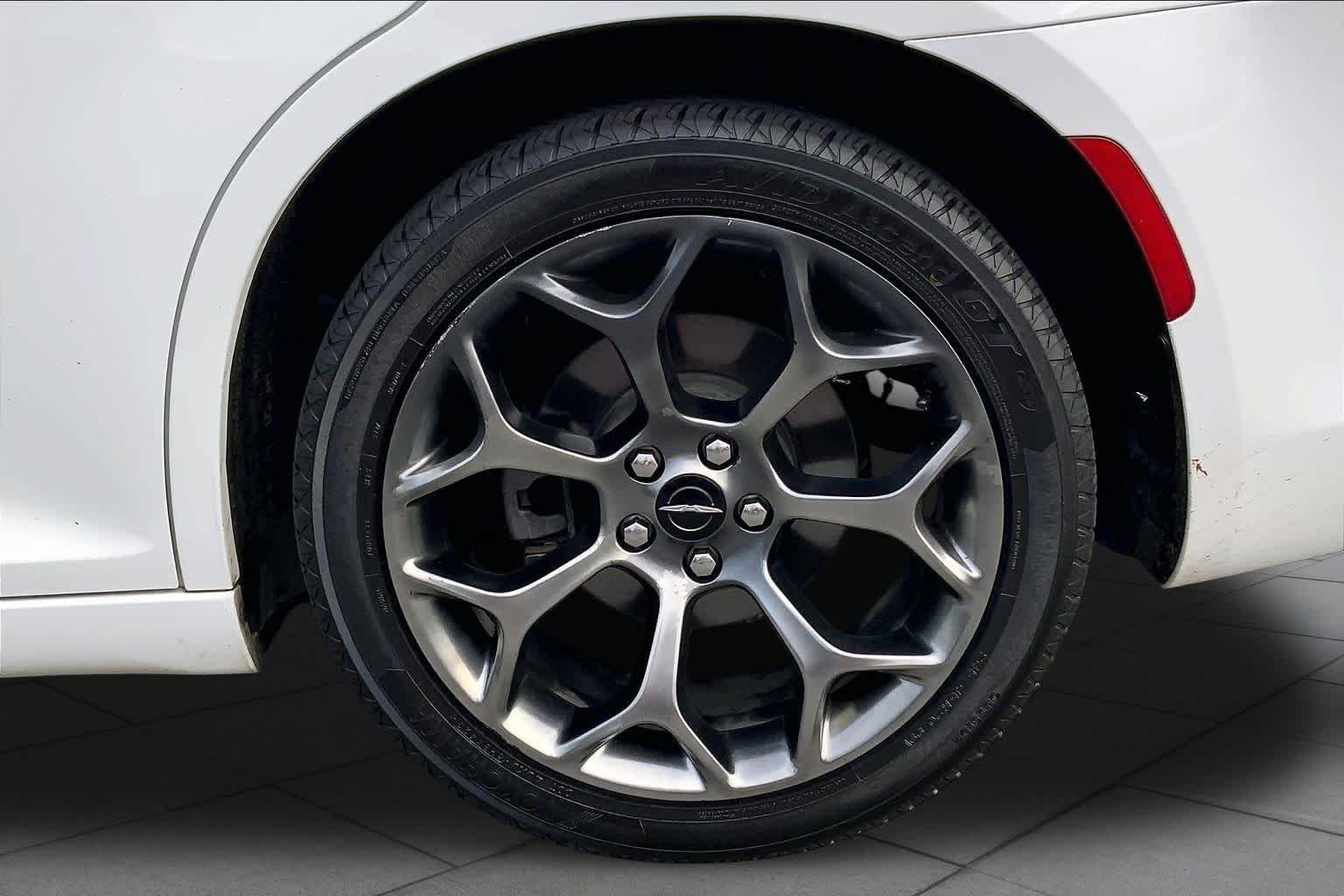 Used 2018 Bright White Clearcoat Chrysler 300S image 10