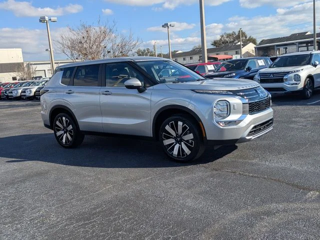 New 2026 Silver Mitsubishi SE image 4