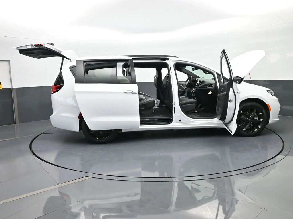 New 2026 Bright White Clear-Coat Exterior Paint Chrysler Select image 71