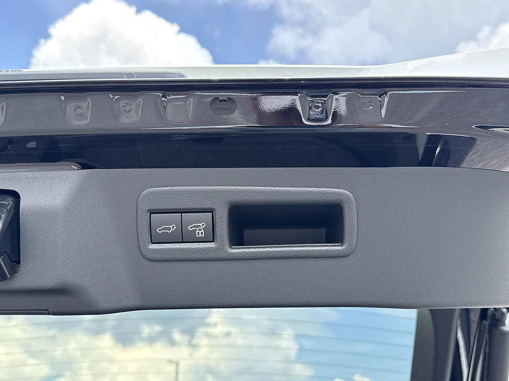 New 2026 Wind Chill Pearl w/Midnight Black Metallic Roof Toyota XSE image 25
