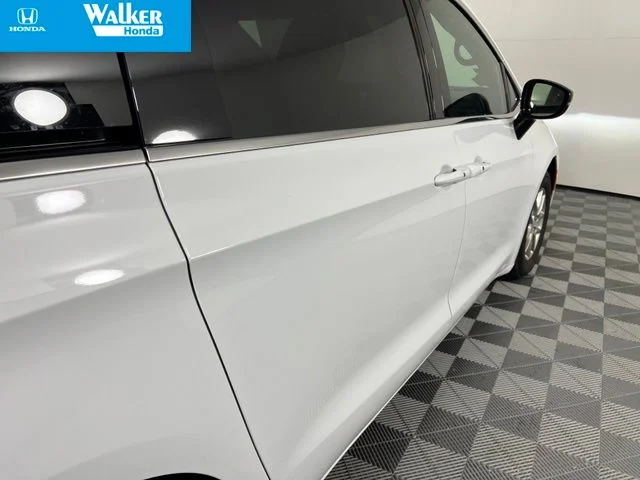 2025 Chrysler Pacifica Select - Photo 11