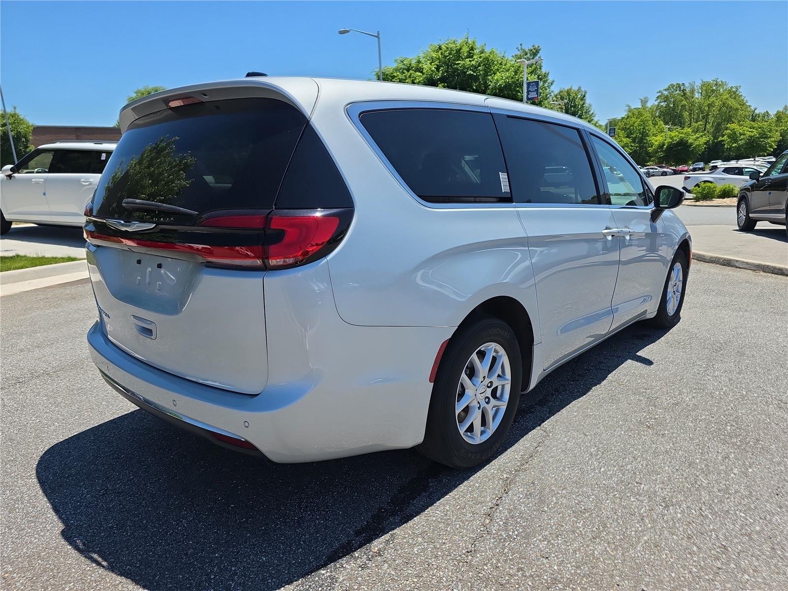 Used 2023 Silver Mist Clearcoat Chrysler Touring L image 4