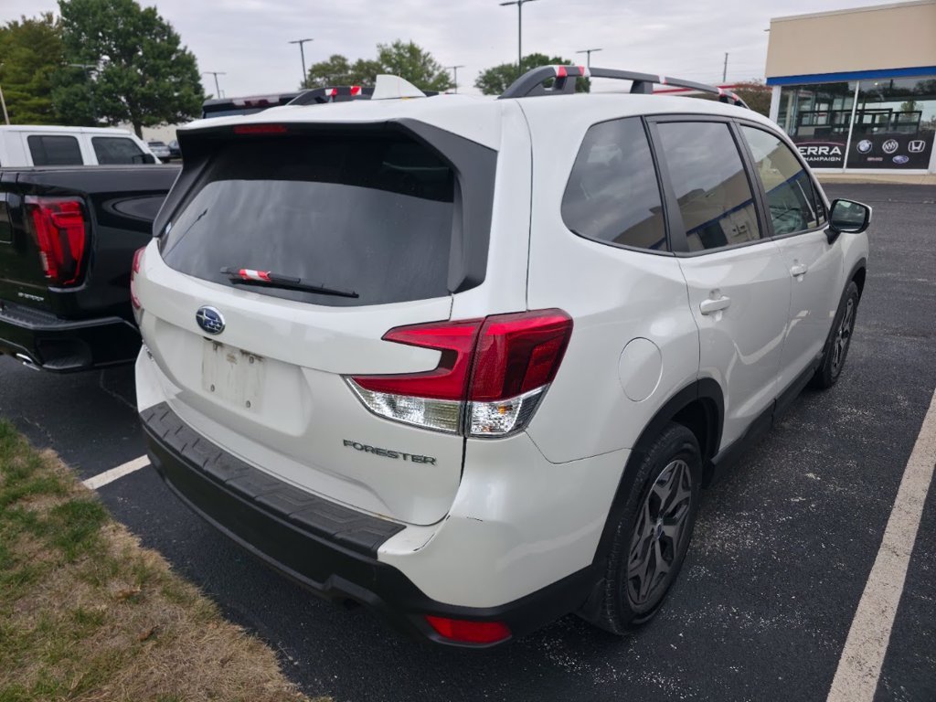 Used 2022 Crystal White Pearl Subaru Premium image 4