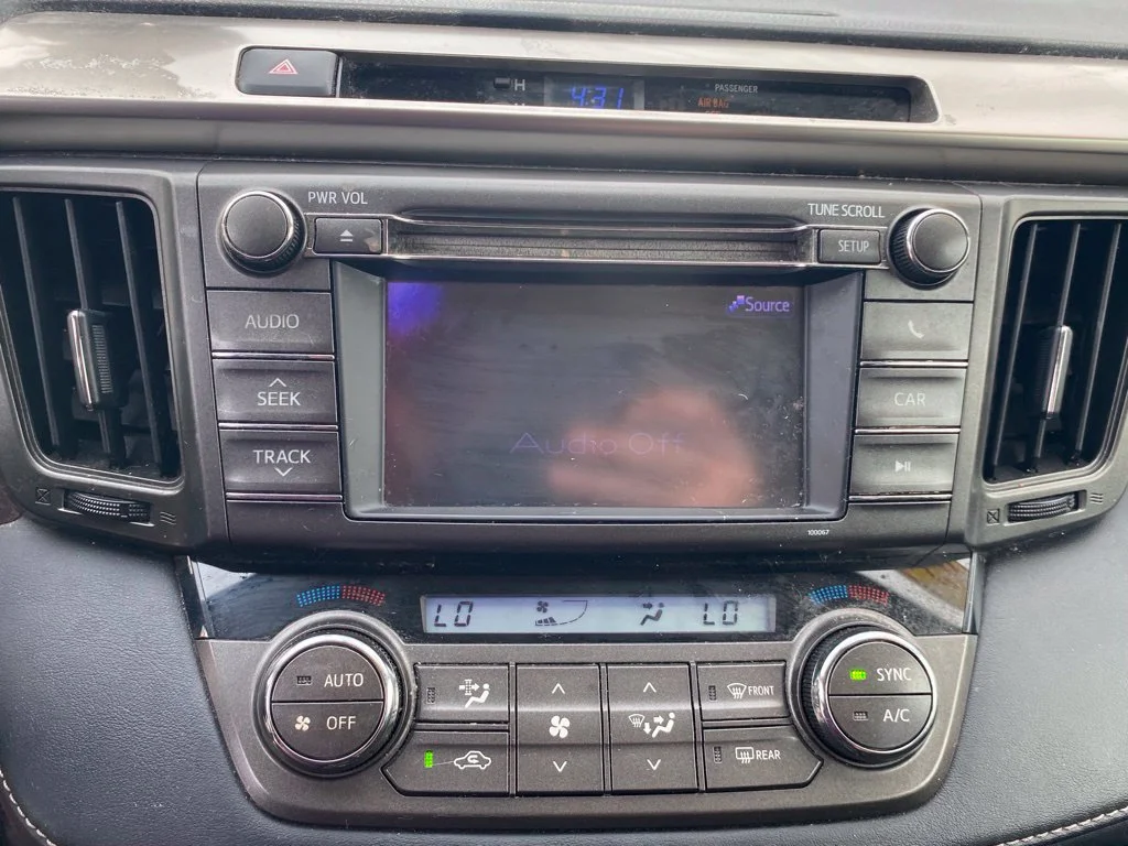 Used 2013 Silver Toyota XLE image 21