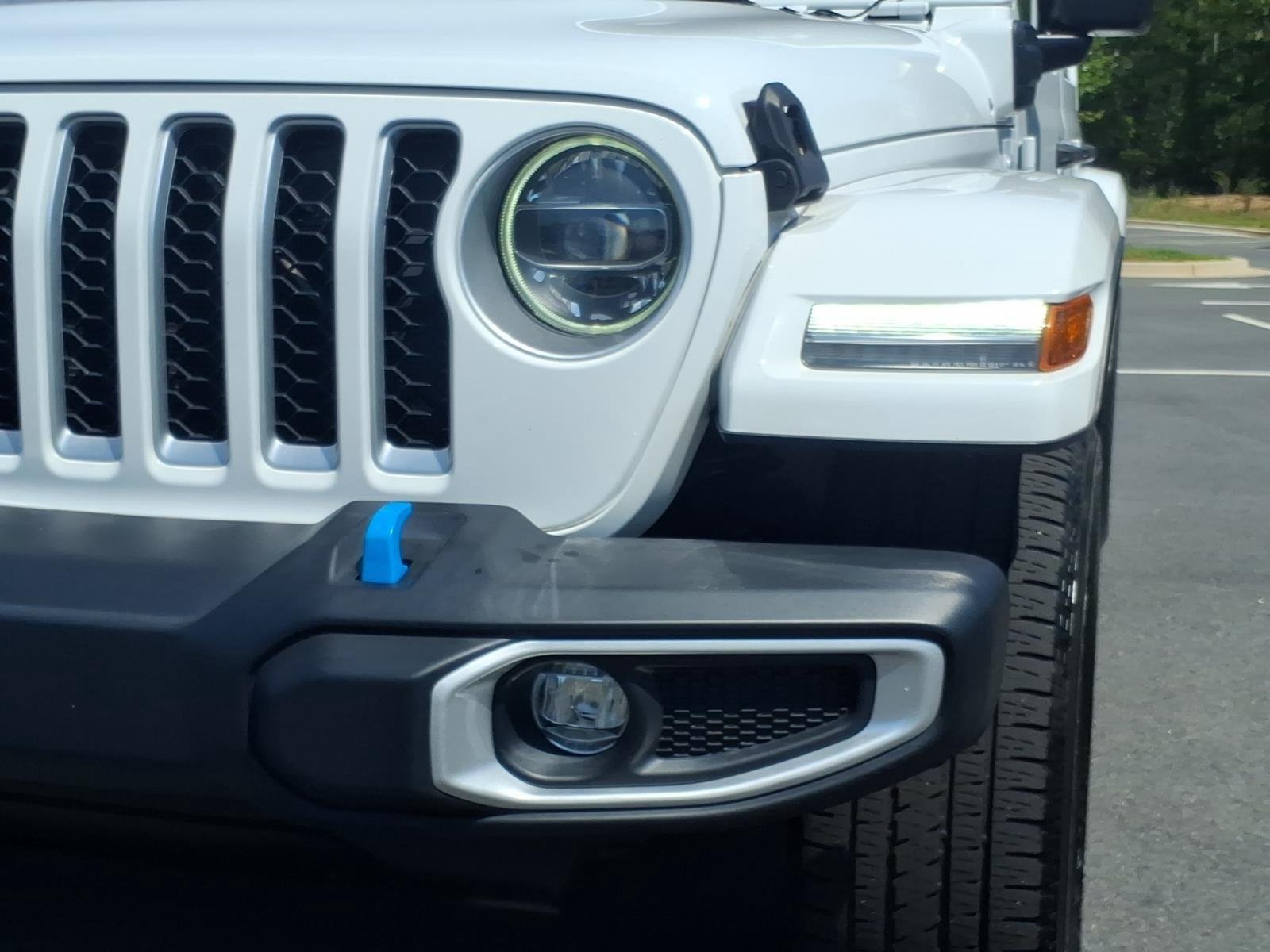 Used 2022 Bright White Clearcoat Jeep Unlimited Sahara image 17