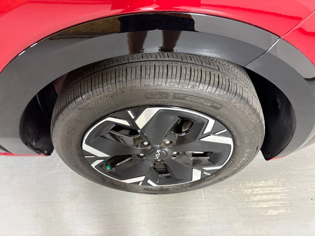 Used 2023 Red Kia Wind image 11