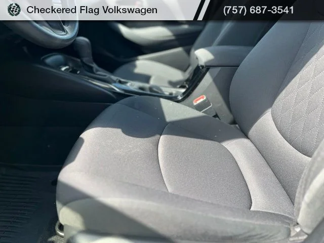Used 2022 White Toyota LE image 22