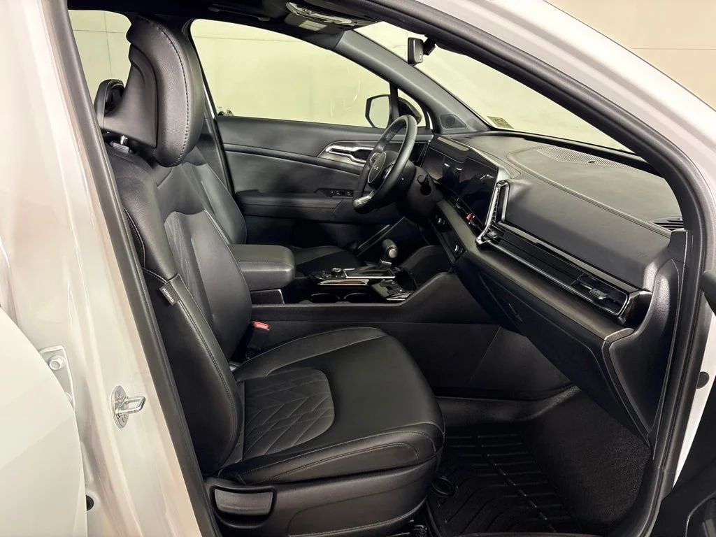 Used 2025 White Kia X-Line image 15