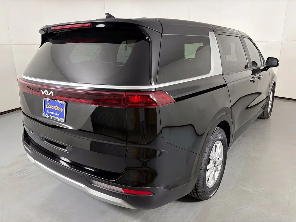 Used 2022 Black Kia LXS image 8