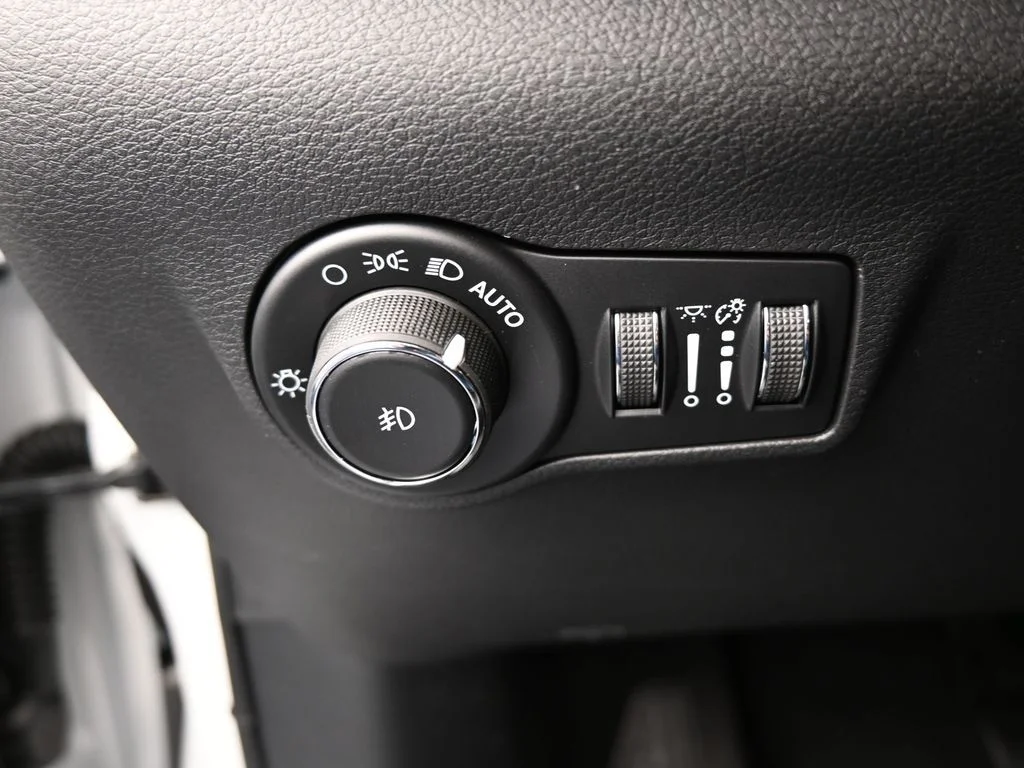 New 2026 Bright White Clear-Coat Exterior Paint Jeep Latitude image 25