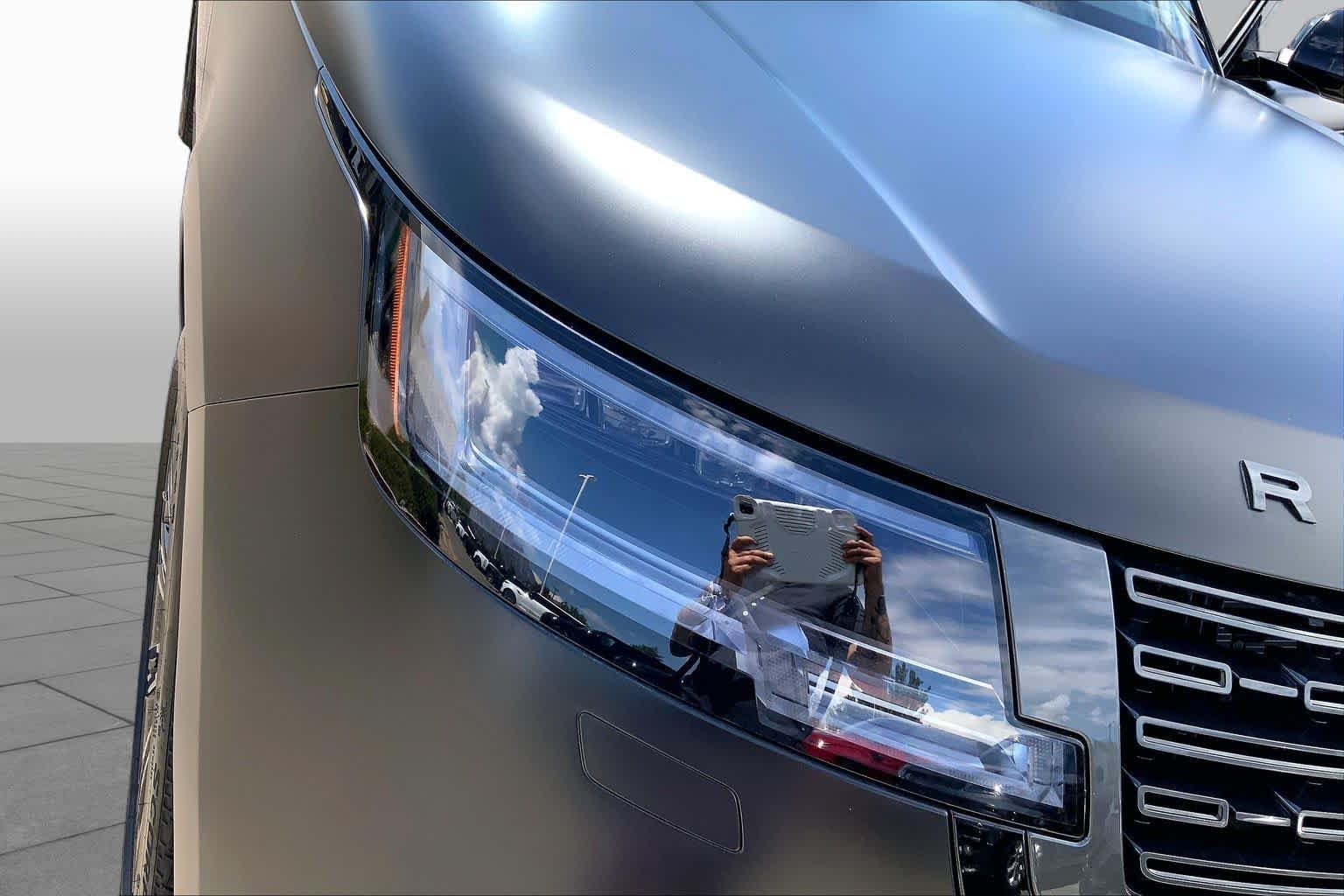 New 2026 Obsidian Black SV Bespoke Ultra Metallic Satin Land Rover SE image 13