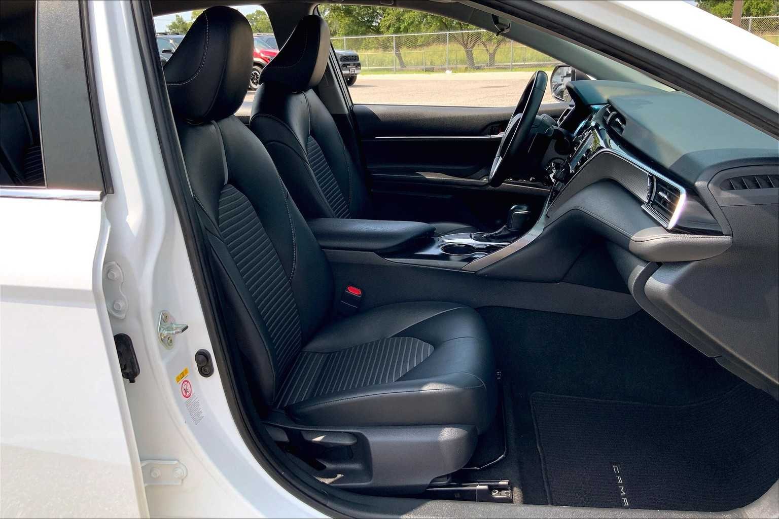 Used 2018 Super White Toyota SE image 10
