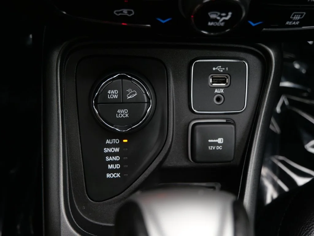 Used 2019 Orange Jeep Trailhawk image 25