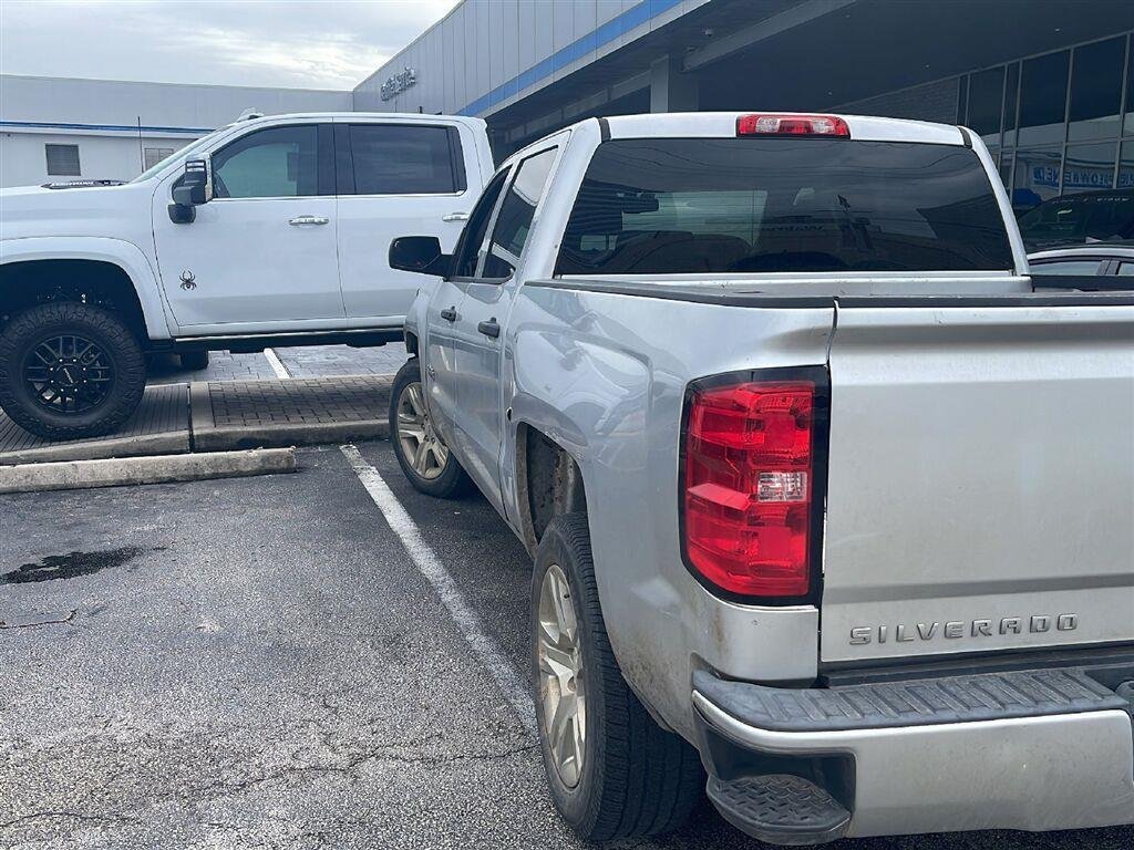2018 Chevrolet Silverado 1500 photo 2 of 3