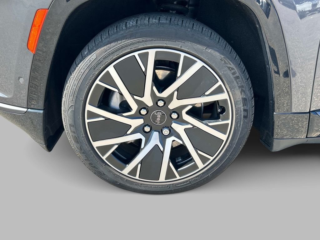Used 2025 Gray Jeep Limited image 9