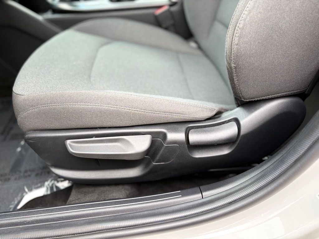 Used 2025 Snow White Pearl Kia LX image 16