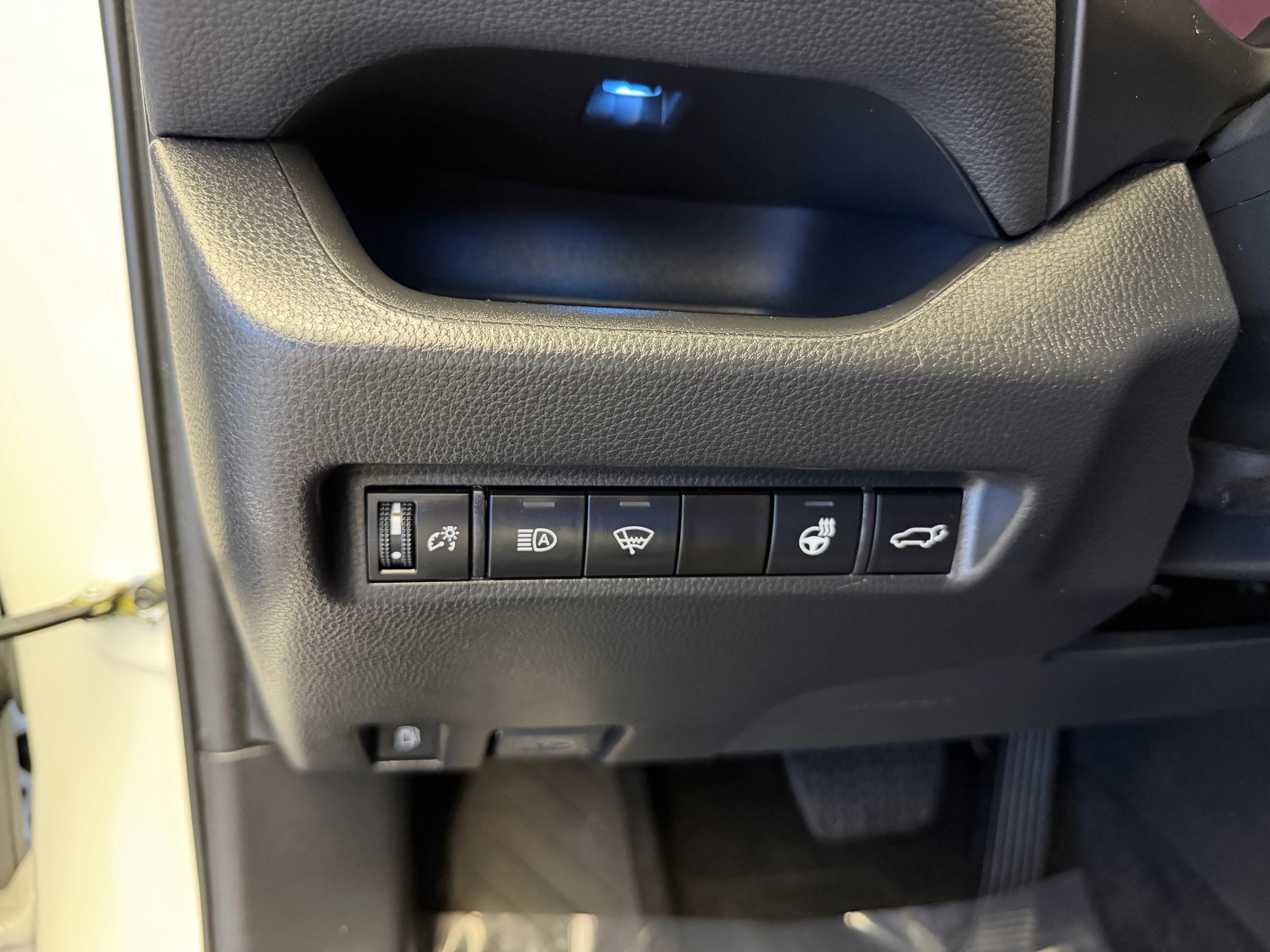 Used 2022 Blizzard Pearl/Midnight Black Metallic Toyota Hybrid XSE image 14