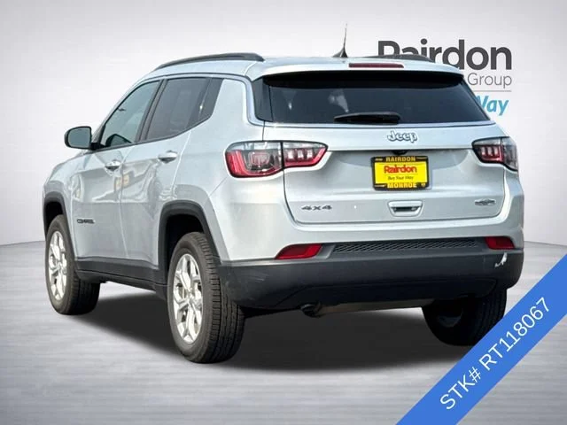 Used 2024 Silver Zynith Metallic Clearcoat Jeep Latitude image 3