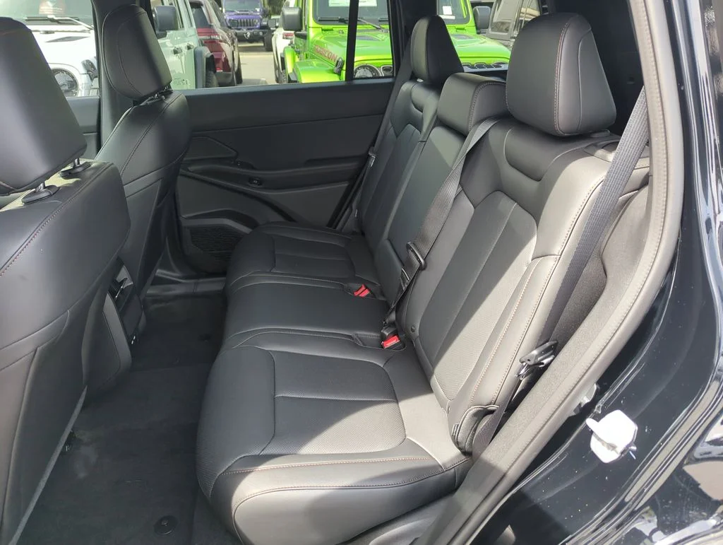 New 2026 Diamond Black Crystal Pearlcoat Jeep Limited image 27