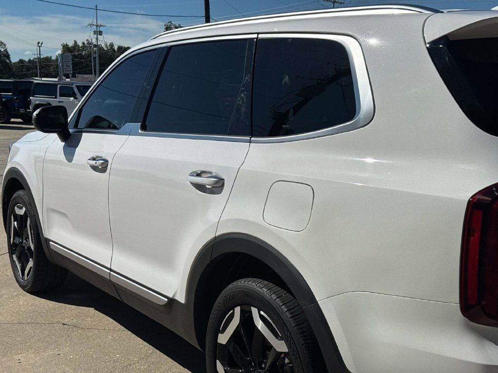 Used 2025 White Kia S image 12