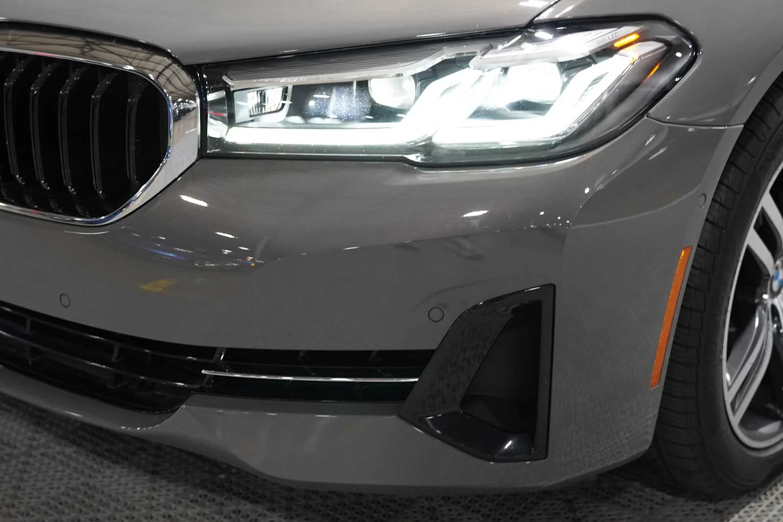 Used 2021 Bernina Grey Amber Effect BMW 540i image 8