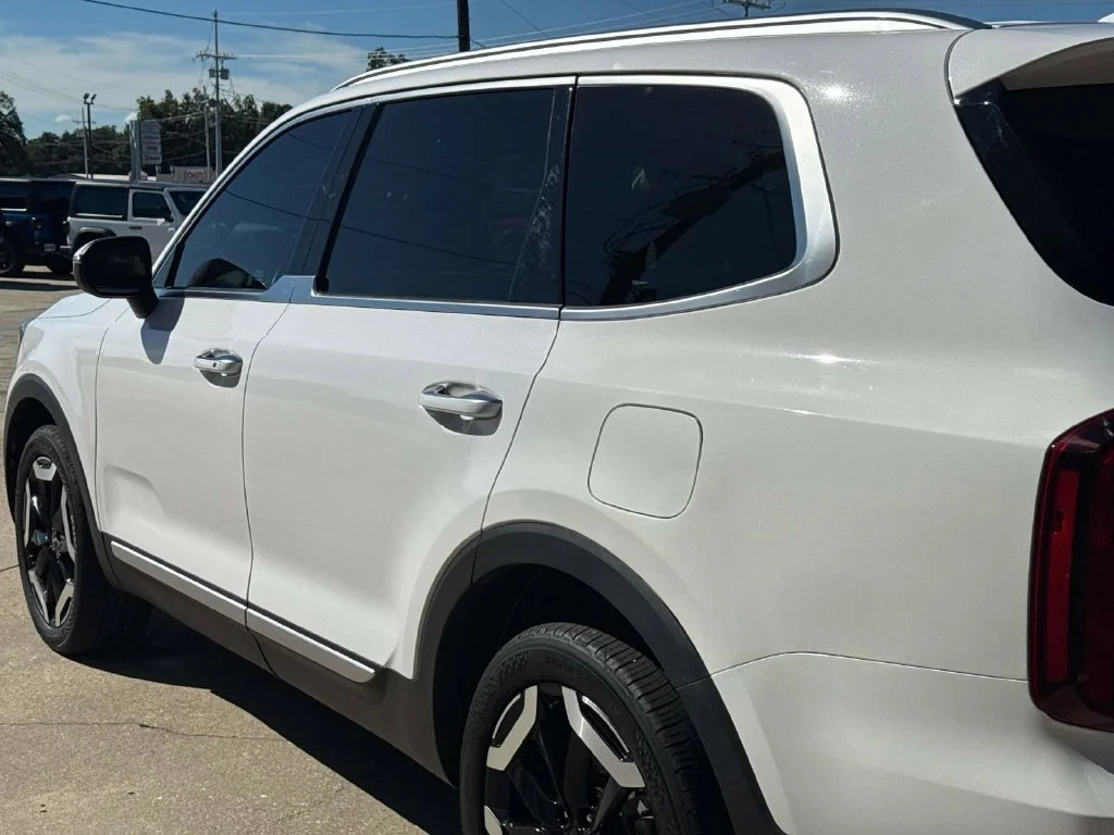 Used 2025 White Kia S image 12
