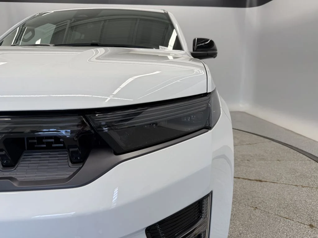 New 2026 Bright White Clear-Coat Exterior Paint Jeep Limited Altitude image 6