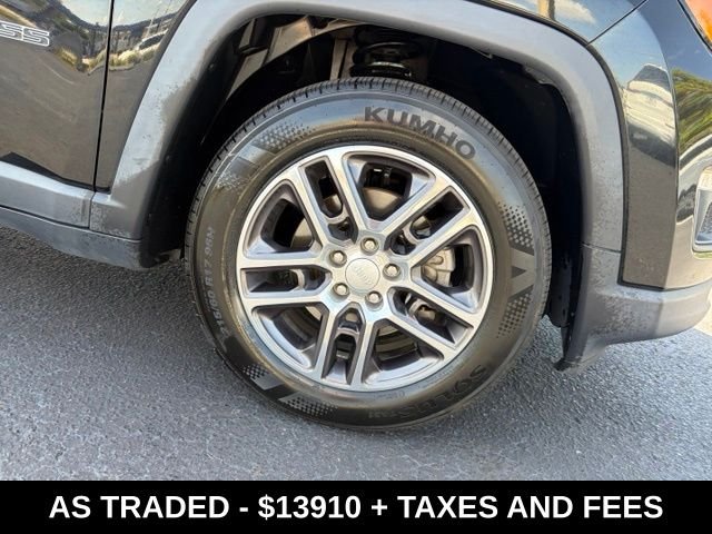 Used 2020 Silver Jeep Latitude image 8