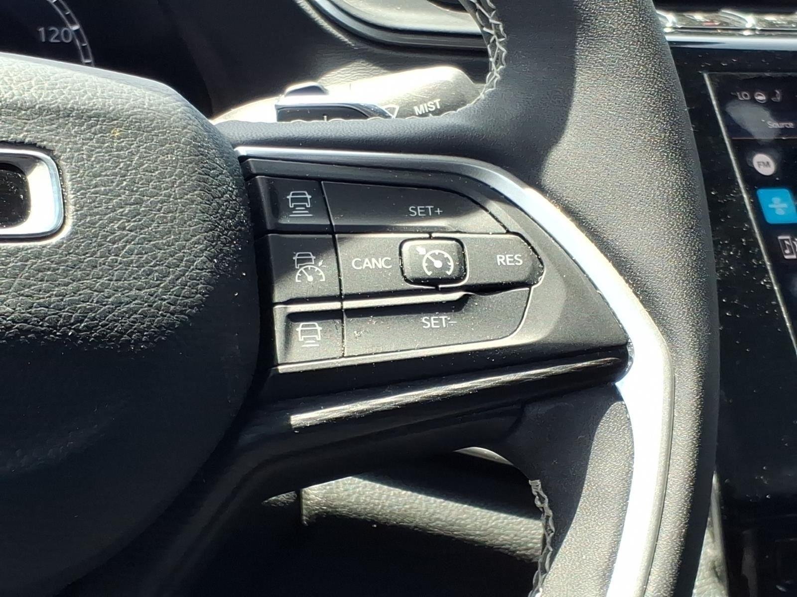 Used 2023 Silver Zynith Jeep Altitude image 27