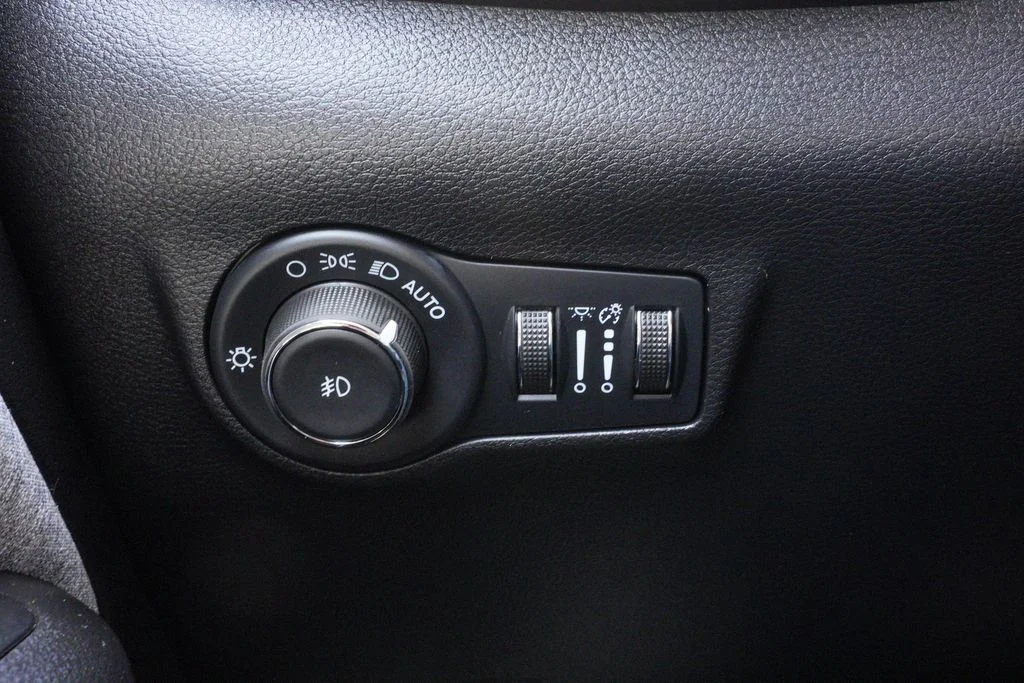 Used 2022 Gray Jeep Latitude image 30