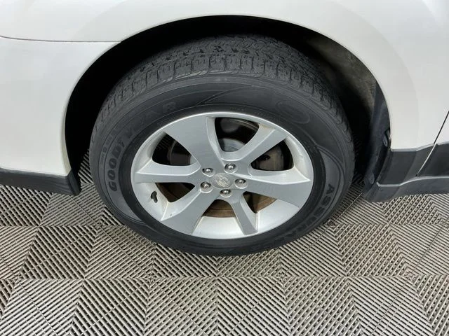 Used 2013 White Subaru 2.5i Premium image 9