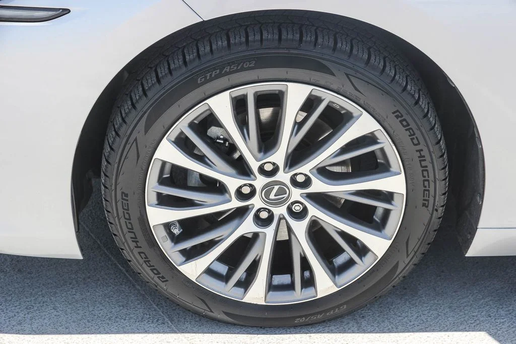 Used 2020 Silver Lexus 300h image 10
