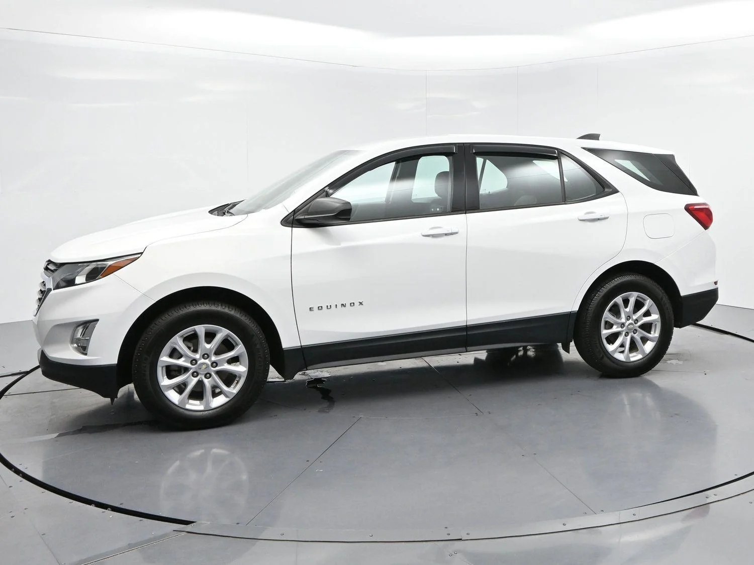 Used 2019 SUMMIT WHITE Chevrolet LS image 4