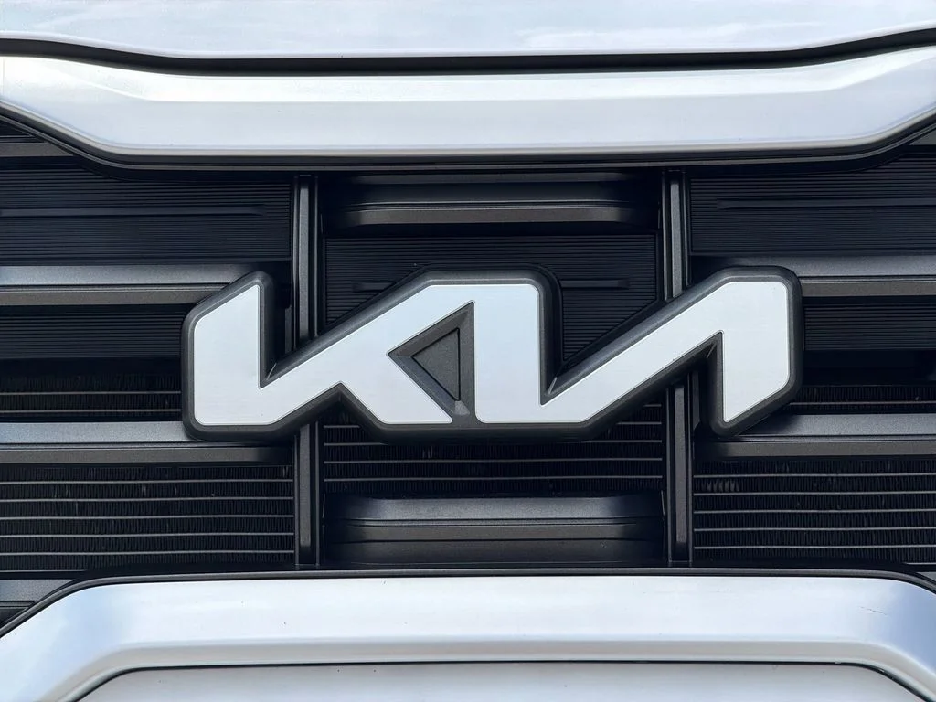 Used 2024 White Kia S image 38