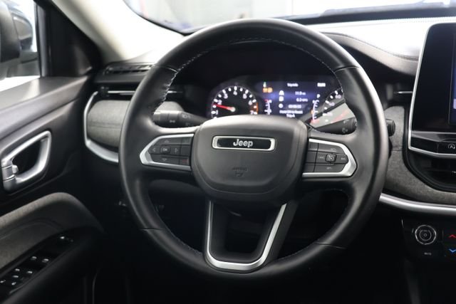 Used 2022 Silver Jeep Latitude image 10