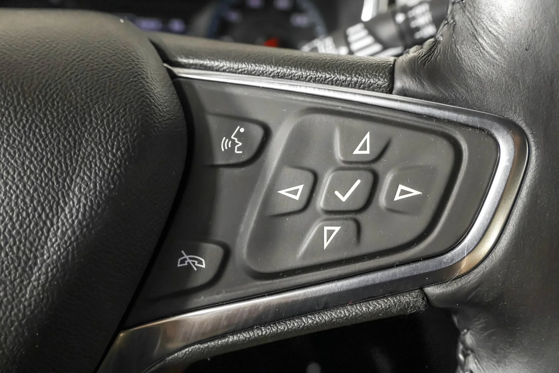 Used 2018 NIGHTFALL GRAY METALLIC Chevrolet LT image 29