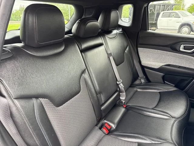 Used 2024 Silver Zynith Metallic Clearcoat Jeep Latitude image 10